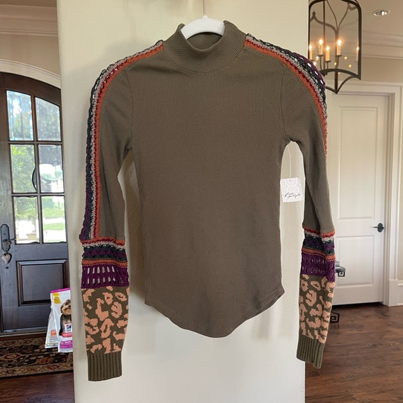 Free People long sleeve tee with beautiful detail. - Picture 1 of 10